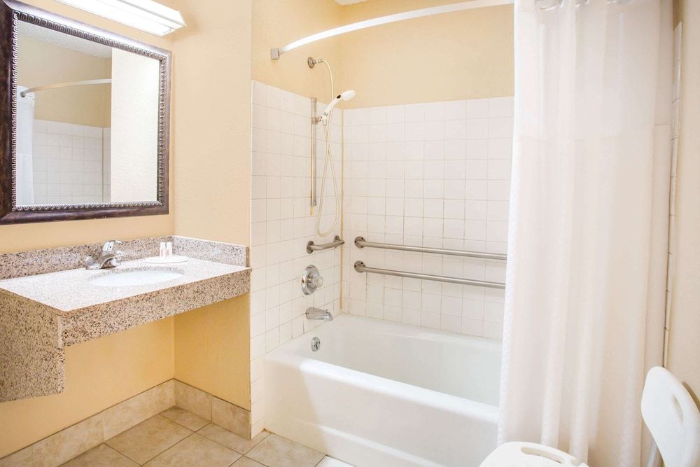 Room, 1 Queen Bed, Accessible (Bathtub)