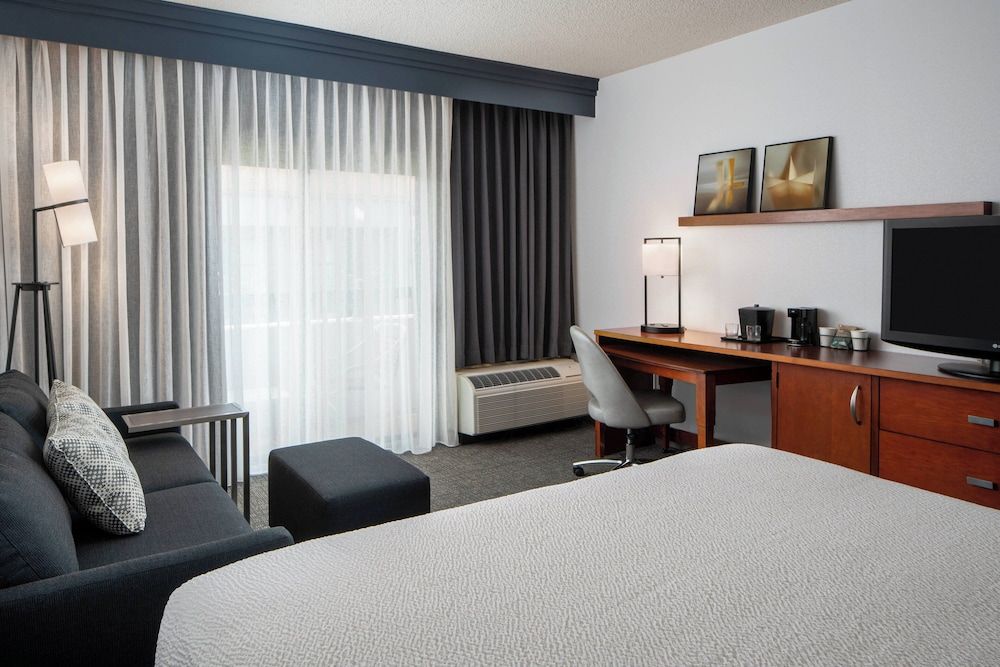 Room, 1 King Bed (Mobility/Hearing Access, Roll-In Shwr)