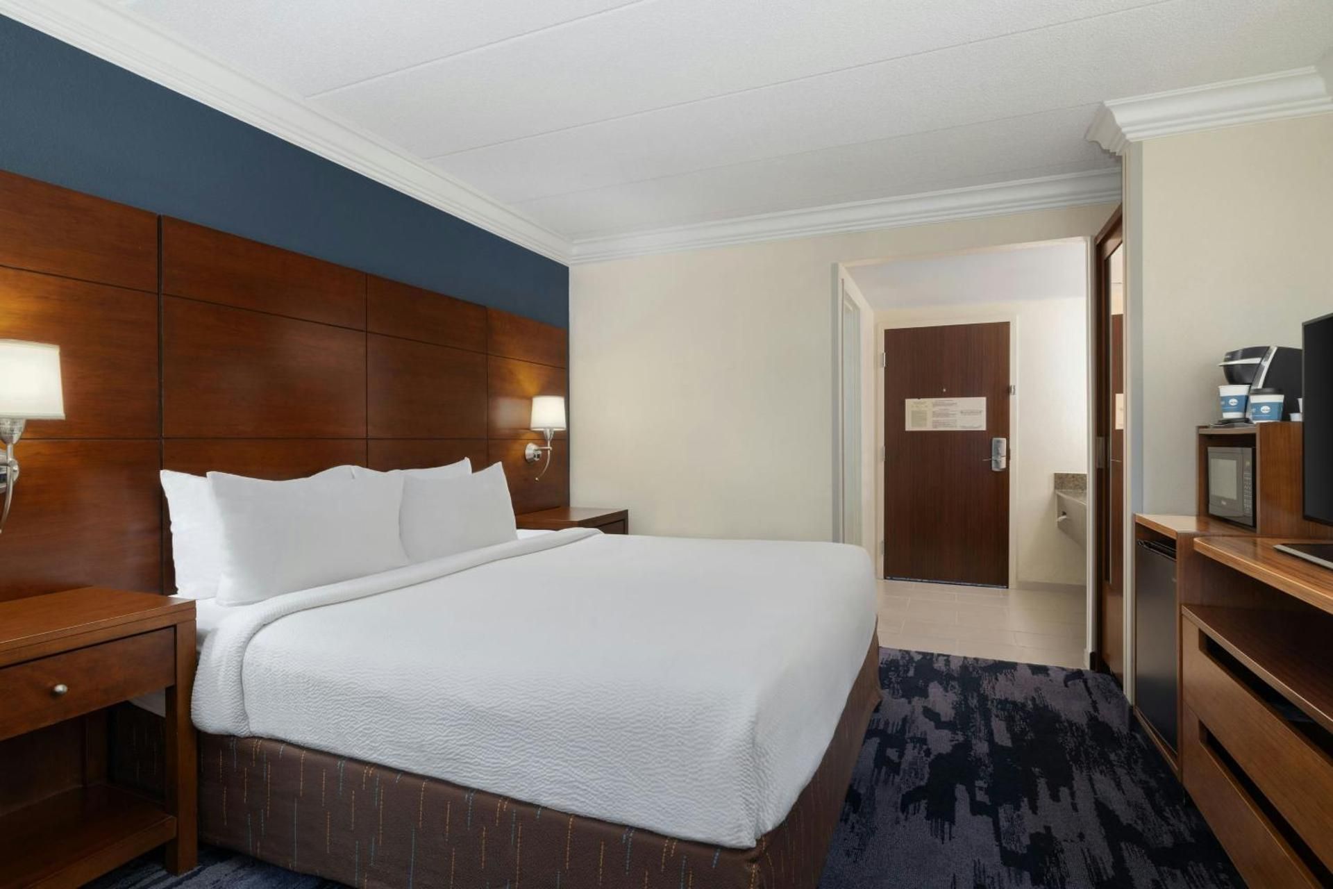 King Room with Adapted Tub - Mobility and Hearing Accessible