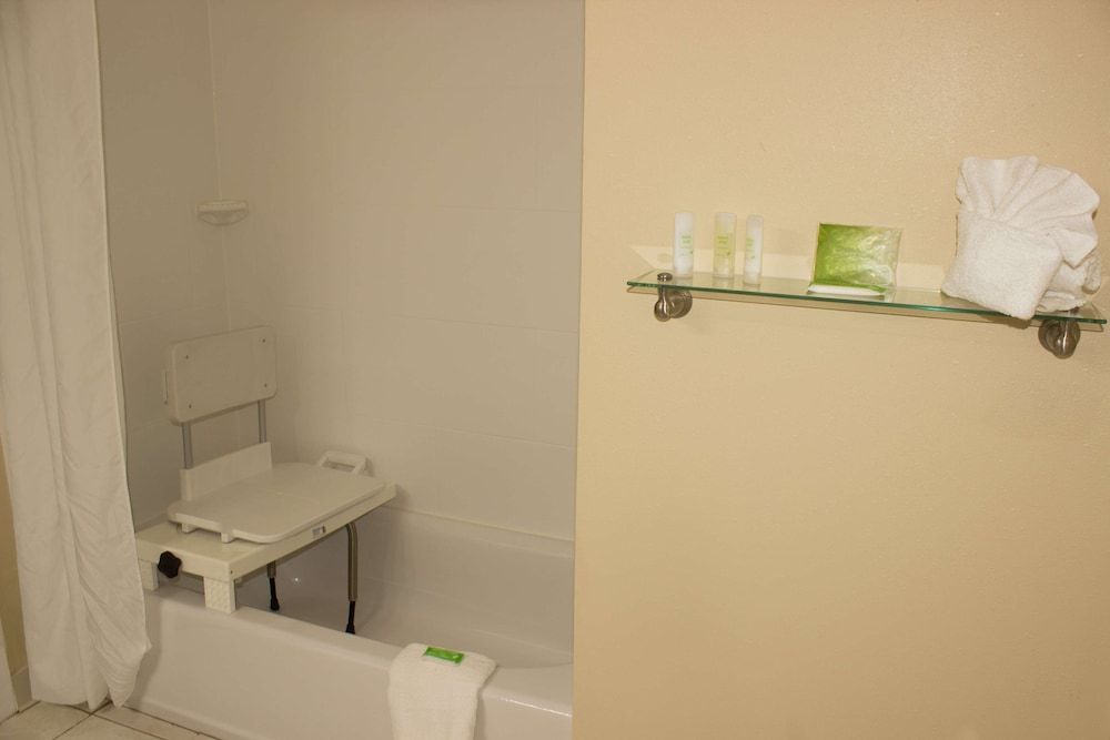 Best Western Kilmarnock Hotel Standard Room, 1 King Bed, Accessible, Refrigerator & Microwave 2