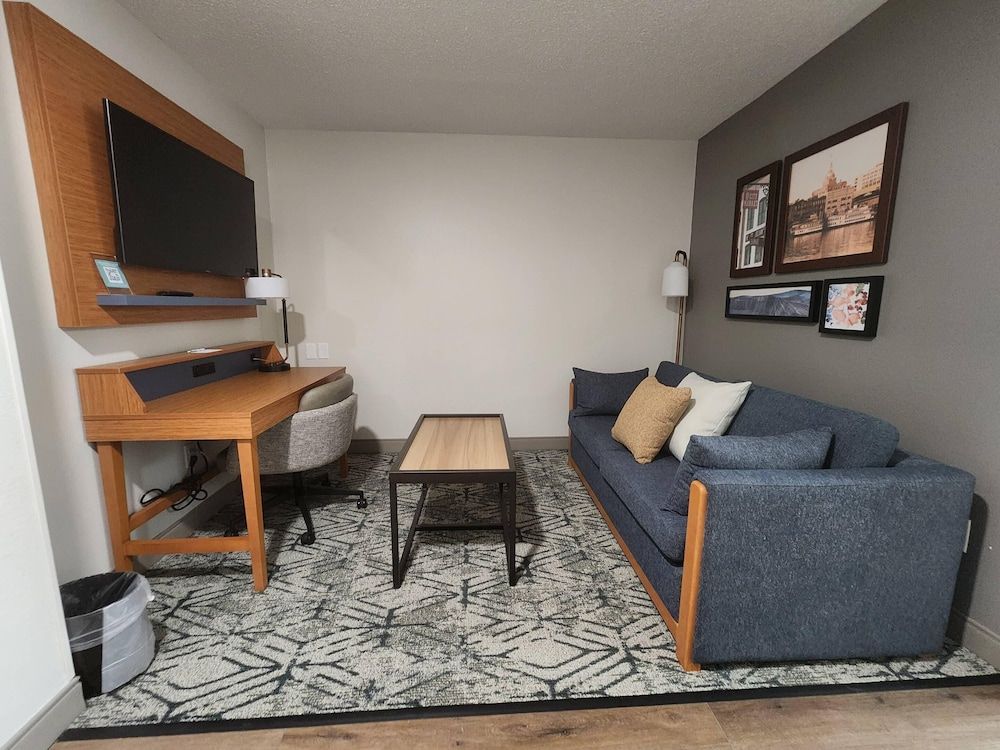 Country Inn & Suites by Radisson, Dahlgren-King George, VA Suite, 1 Bedroom, Accessible, Non Smoking (Roll-in Shower)