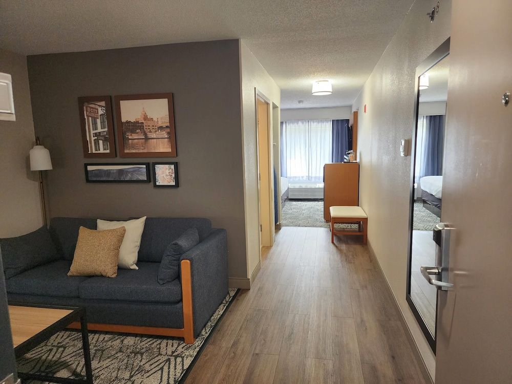 Country Inn & Suites by Radisson, Dahlgren-King George, VA Room, 1 King Bed with Sofa bed, Accessible, Non Smoking 5