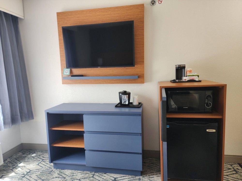 Country Inn & Suites by Radisson, Dahlgren-King George, VA Room, 1 King Bed with Sofa bed, Accessible, Non Smoking 4