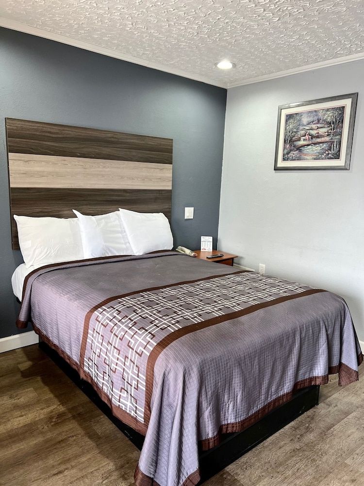 Knights Inn Madison Heights, VA Room, 1 Queen Bed, Smoking 2