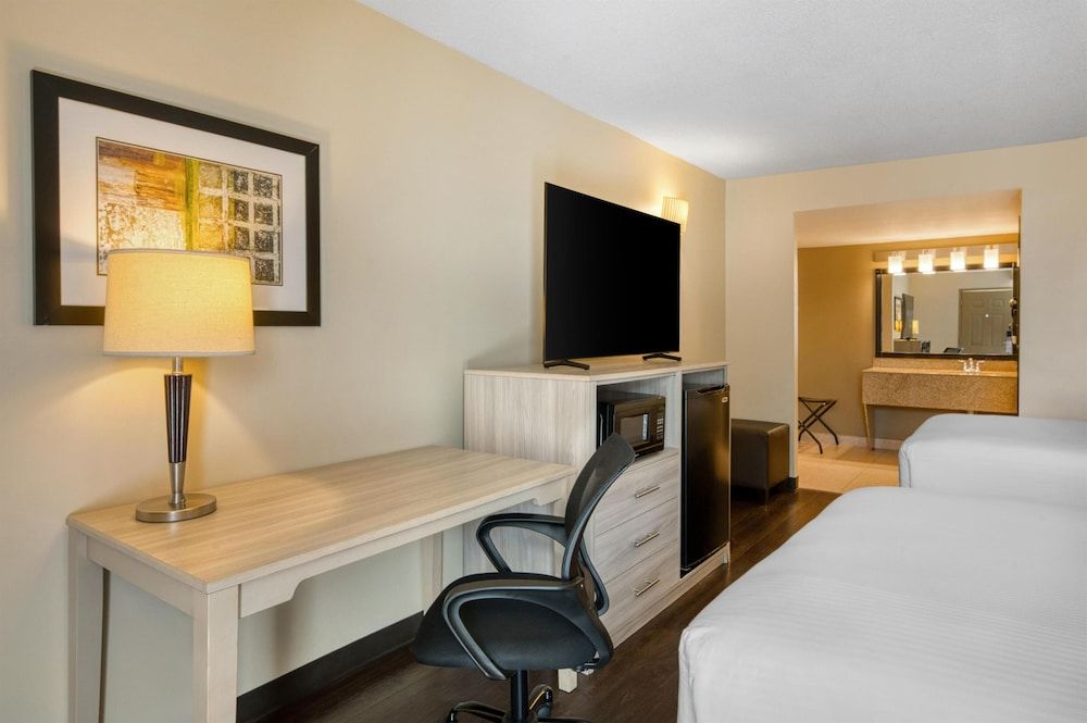 Best Western Battlefield Inn Standard Room, 2 Double Beds, Non Smoking, Refrigerator & Microwave 4