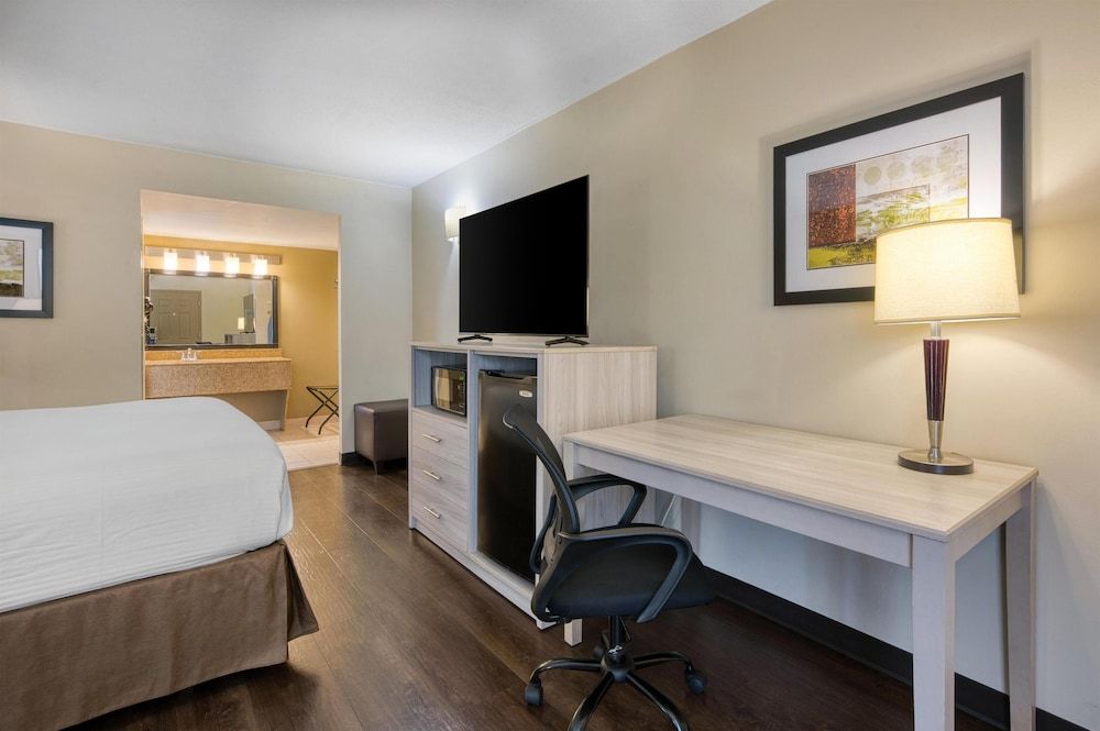 Best Western Battlefield Inn Standard Room, 1 King Bed, Non Smoking, Refrigerator & Microwave 3