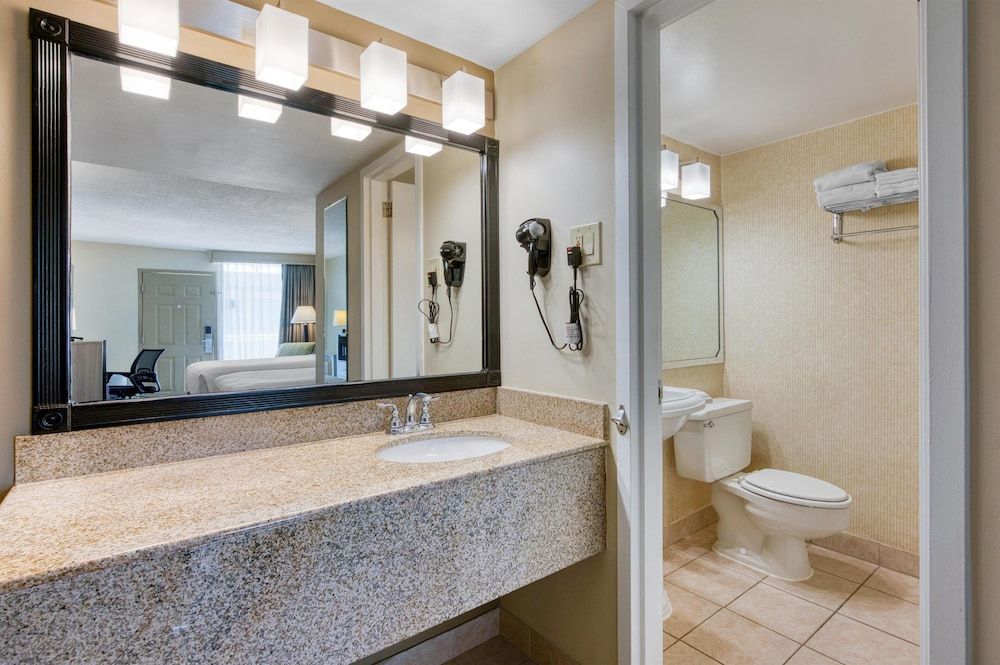 Best Western Battlefield Inn Standard Room, 2 Double Beds, Non Smoking, Refrigerator & Microwave 3