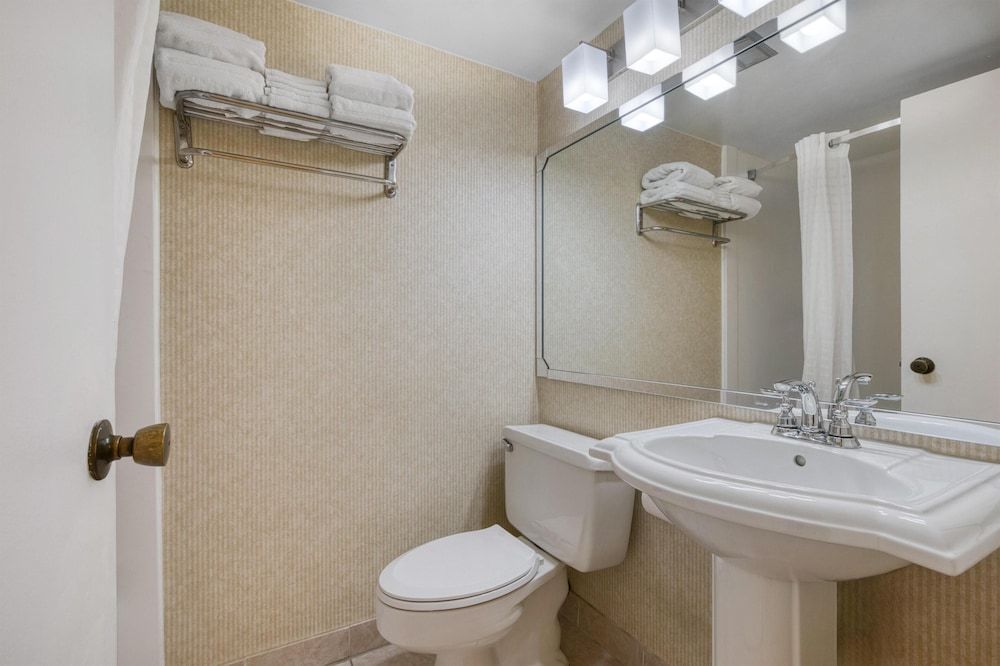 Best Western Battlefield Inn Standard Room, 1 King Bed, Non Smoking, Refrigerator & Microwave 4