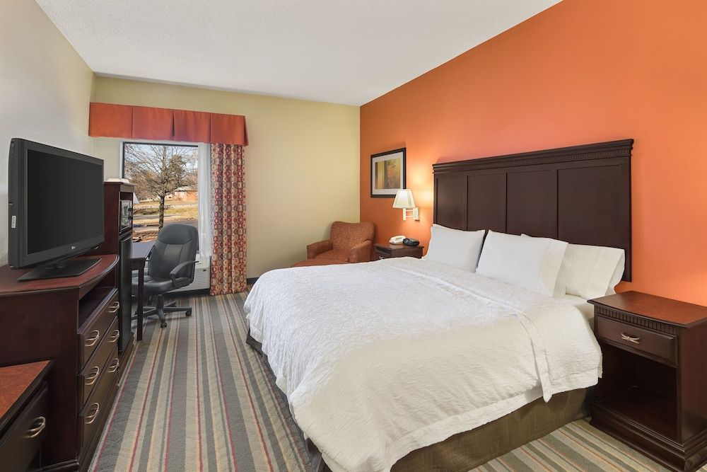 Classic Room, 1 King Bed, Accessible, Bathtub (Mobility Room - Tub)