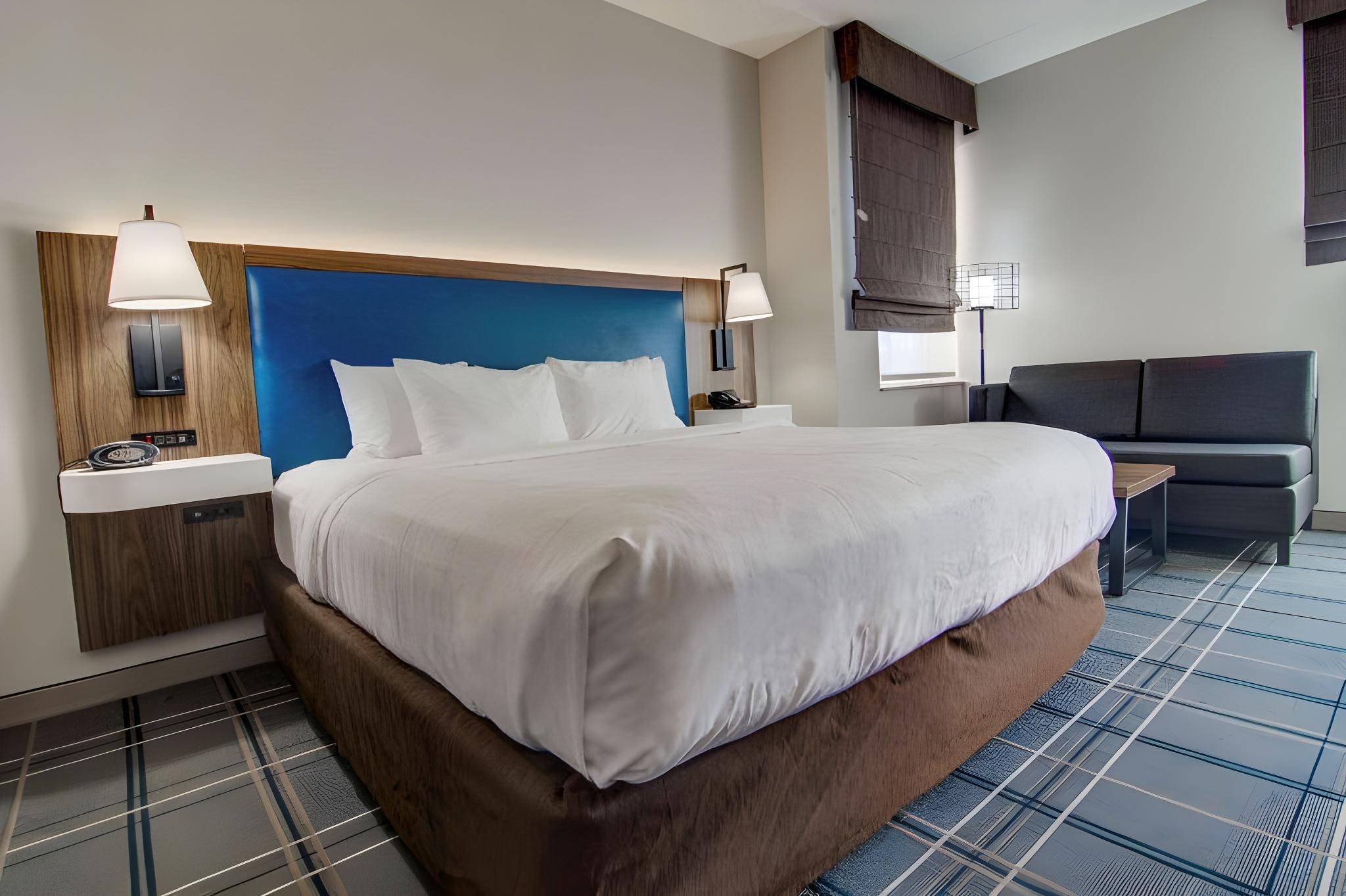 1 KING BED SUITE NONSMOKING
