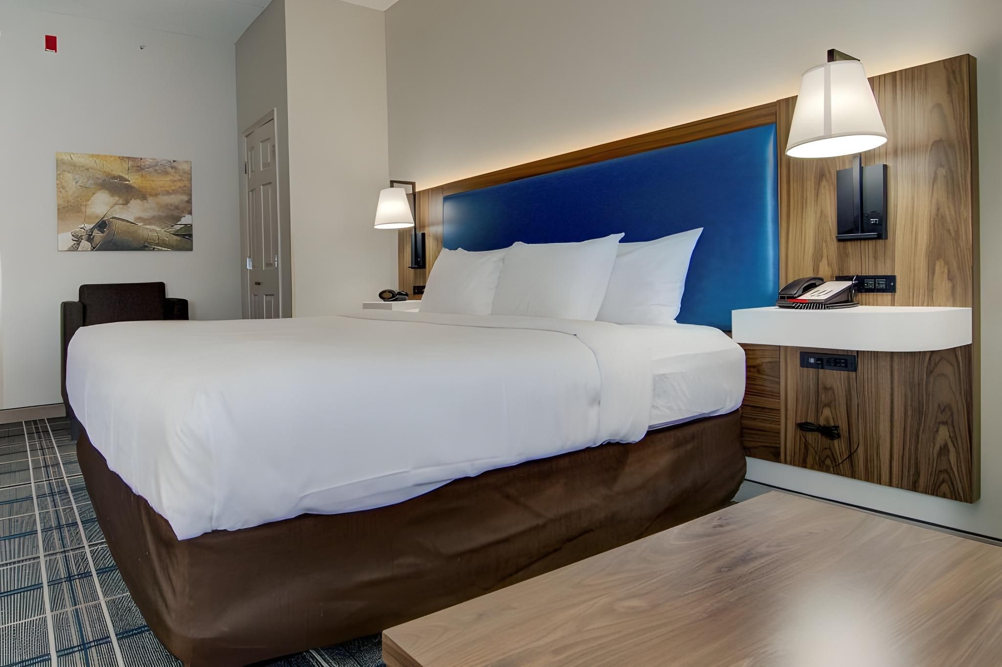 1 KING BED SUITE NONSMOKING