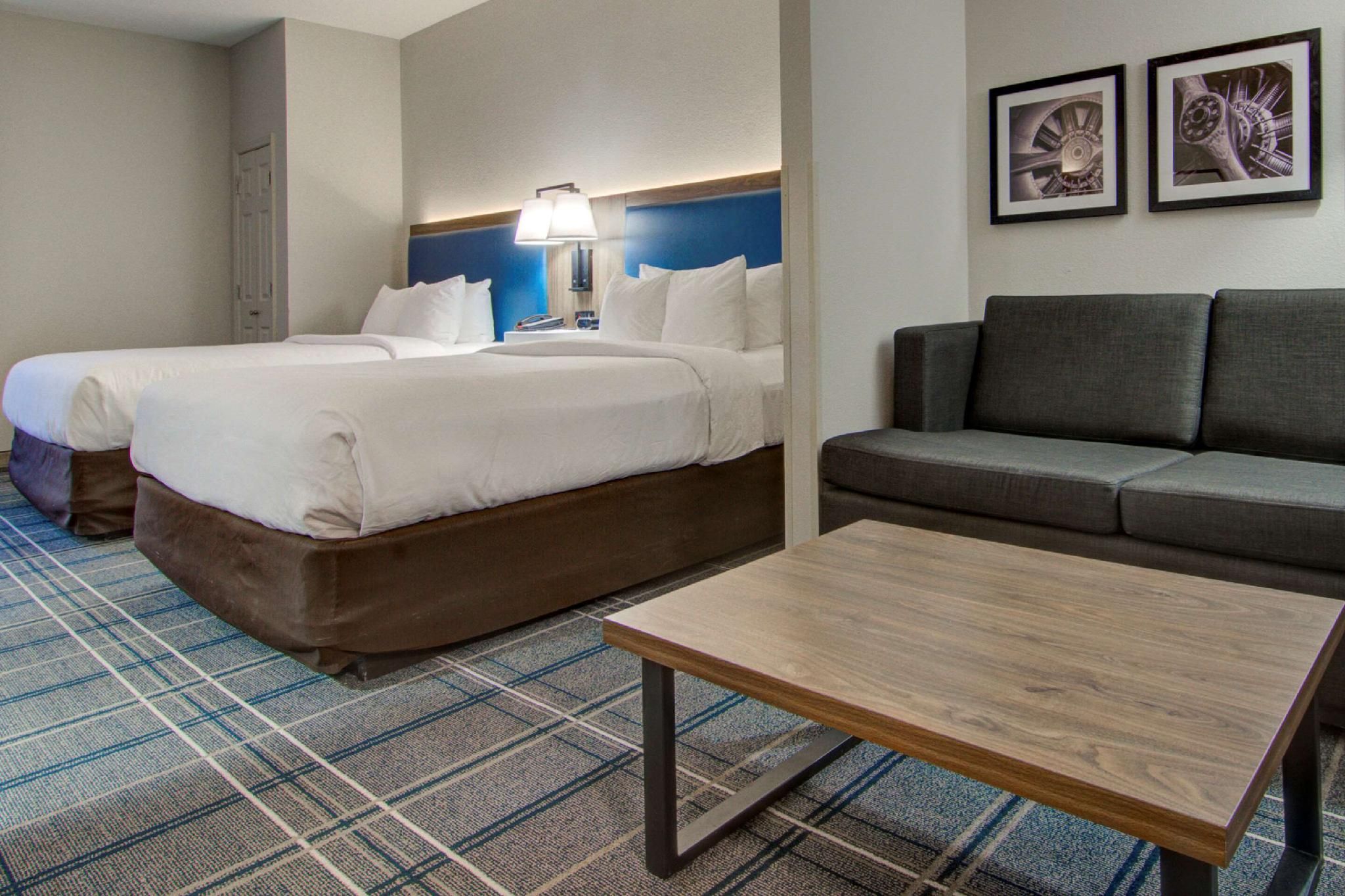 2 Queen Beds, Suite, Nonsmoking
