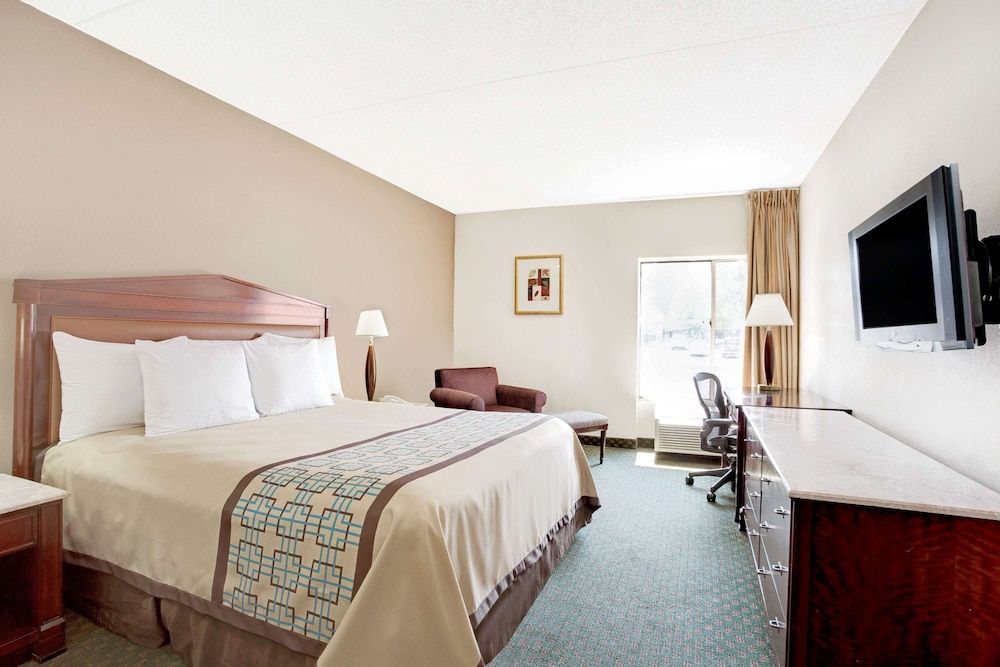 Standard Room, 1 King Bed, Smoking