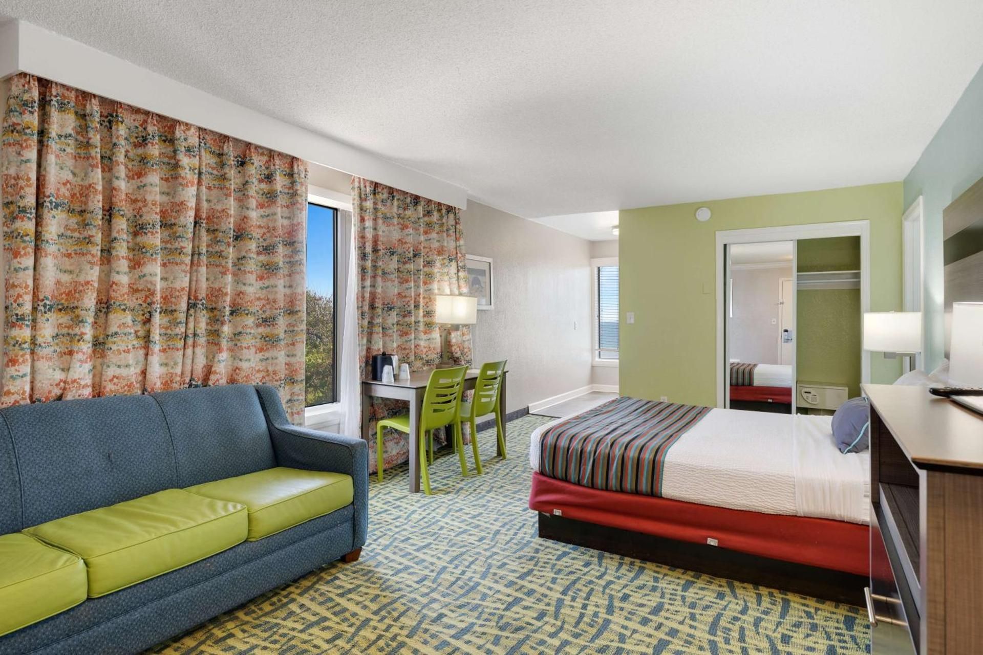 Suite - 2 Queen Beds, Nonsmoking, Separate Bedroom, Sofabed, Kitchen, Pots And Pans