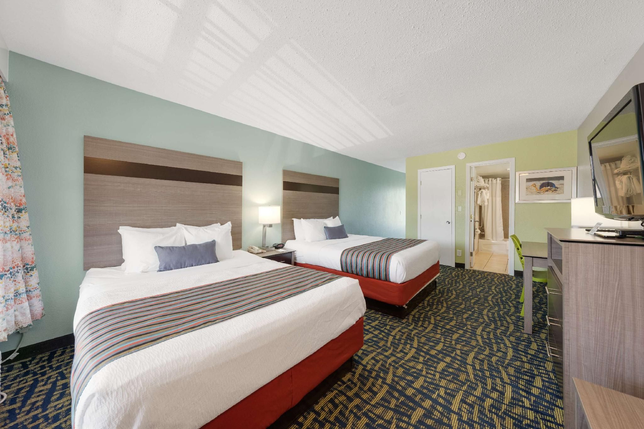 2 Queen Beds, Nonsmoking, Full Kitchen