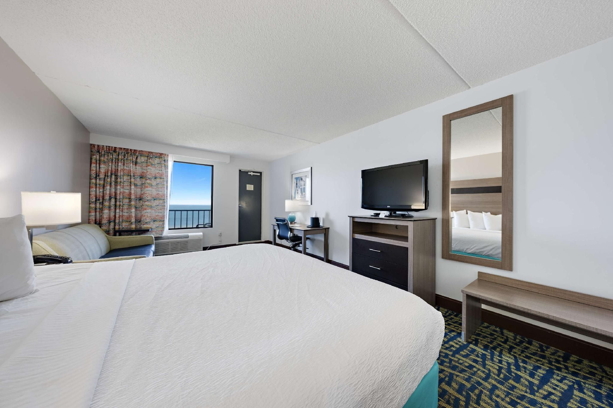 1 King Bed, Nonsmoking, Larger Room, Sofabed, Balcony, Ocean Front, Kitchen