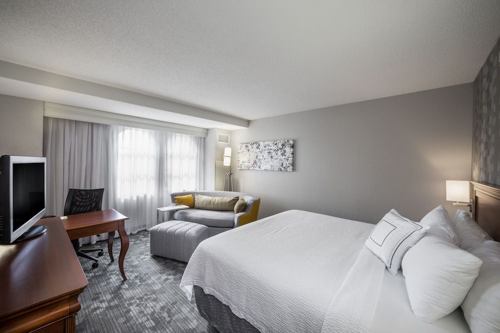 Suite, 1 King Bed with Sofa bed, Non Smoking