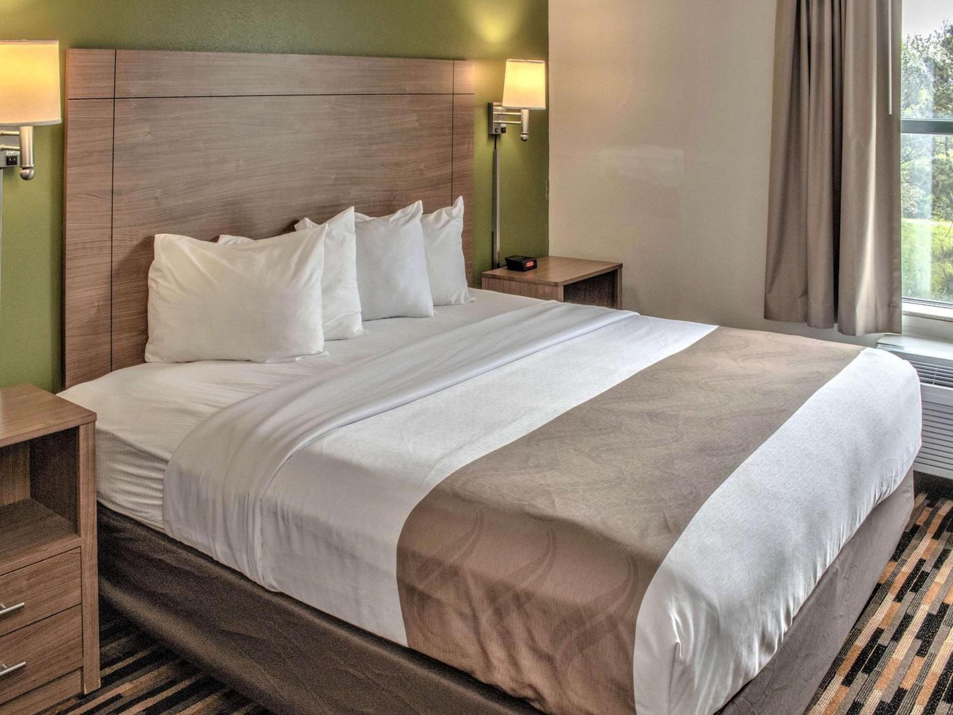 1 King Bed, Suite, Nonsmoking