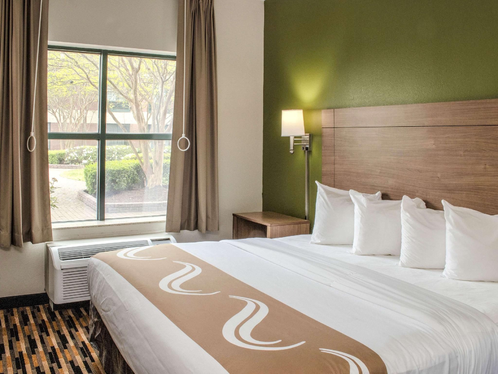 1 King Bed, Business Room, Suite, Nonsmoking, Accessible