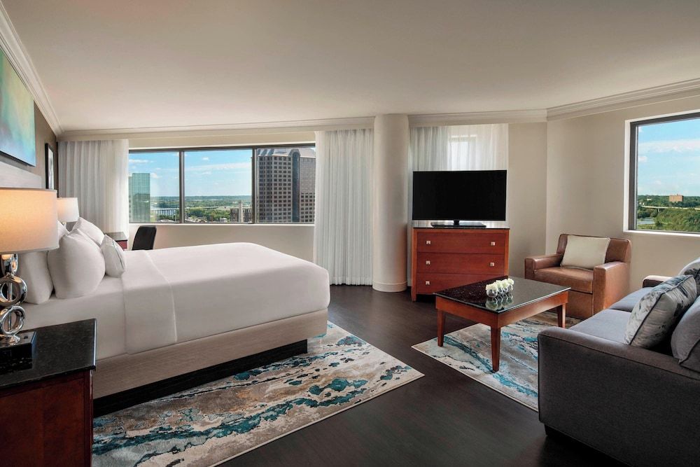Executive Suite, 1 King Bed with Sofa bed, Non Smoking, River View