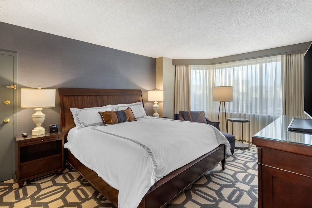 Executive Suite, 1 King Bed with Sofa bed, City View (Spacious)