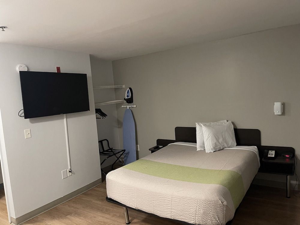 Deluxe Room, 1 Queen Bed, Smoking, Kitchenette