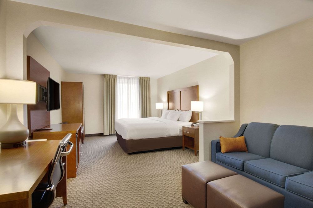 Business Suite, 1 King Bed with Sofa bed, Accessible, Non Smoking (Upgrade)