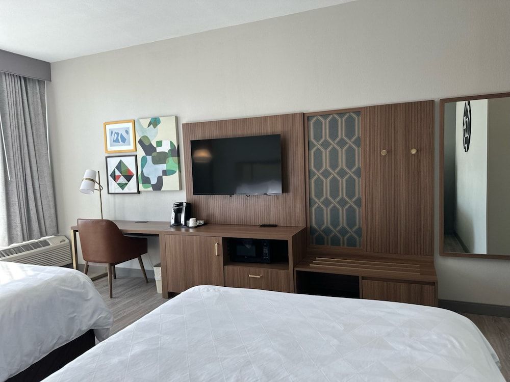 Room, 2 Queen Beds, Mobility Accessible (Accessible Tub)