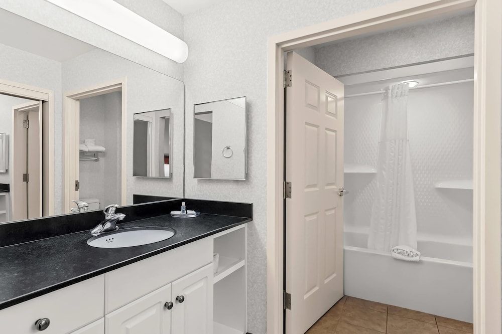 Suite, 1 King Bed with Sofa bed, Non Smoking (1 Bedroom, 1 person Sofabed)