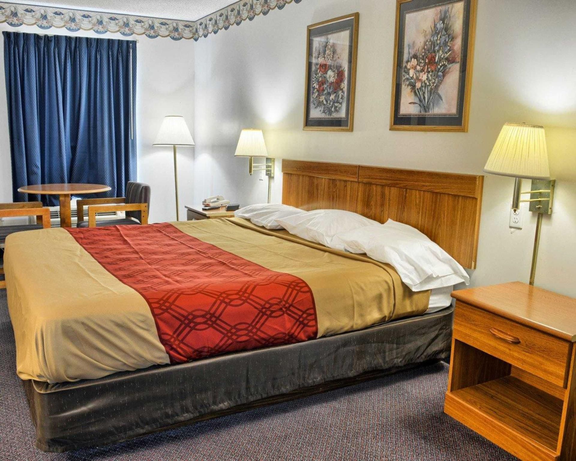 1 King Bed, Nonsmoking