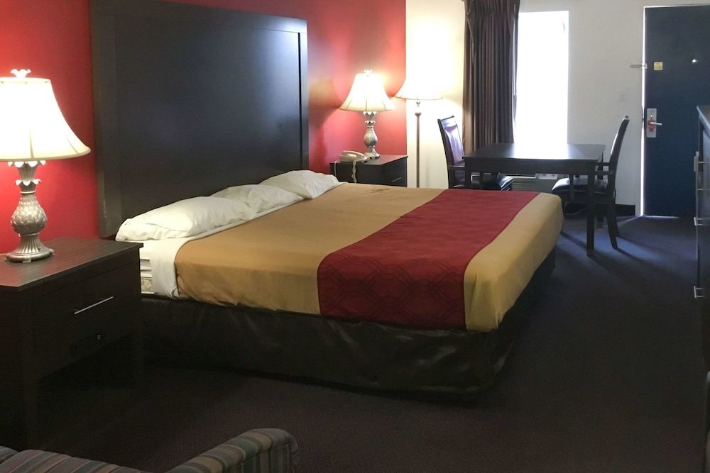 Econo Lodge Ruther Glen Standard Room, 1 King Bed, Non Smoking 2