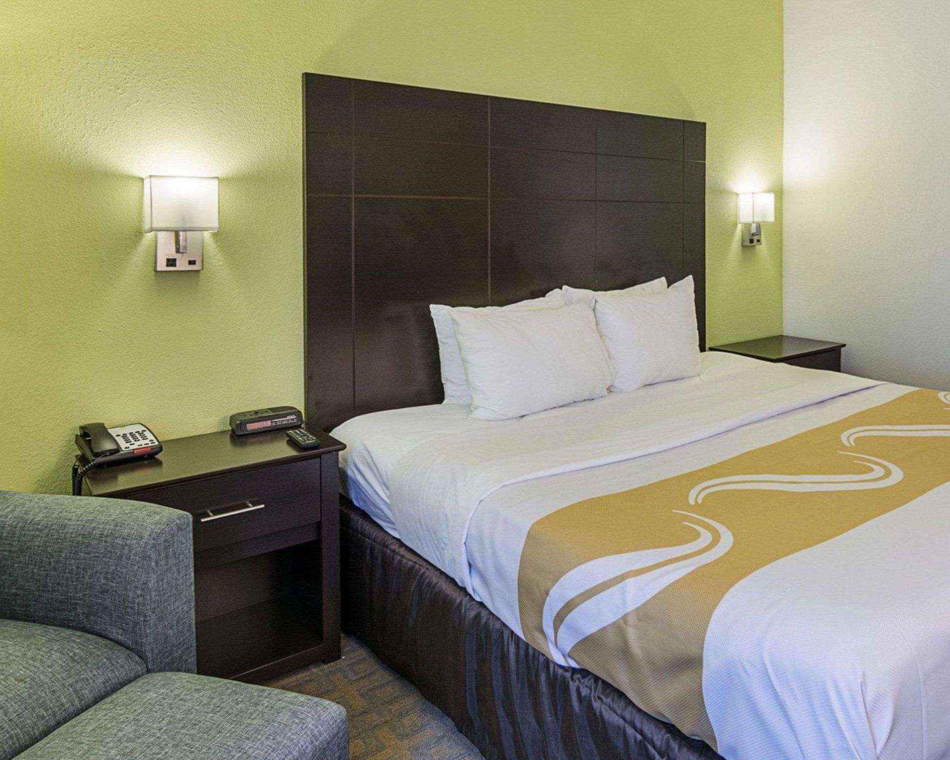 1 King Bed, Nonsmoking, Accessible