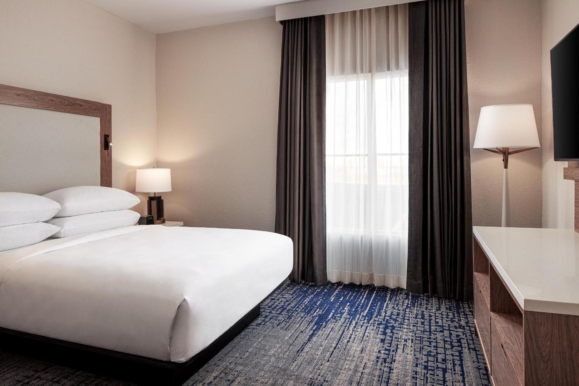 Traditional Queen Room - Mobility/Hearing Accessible with Roll-In Shower