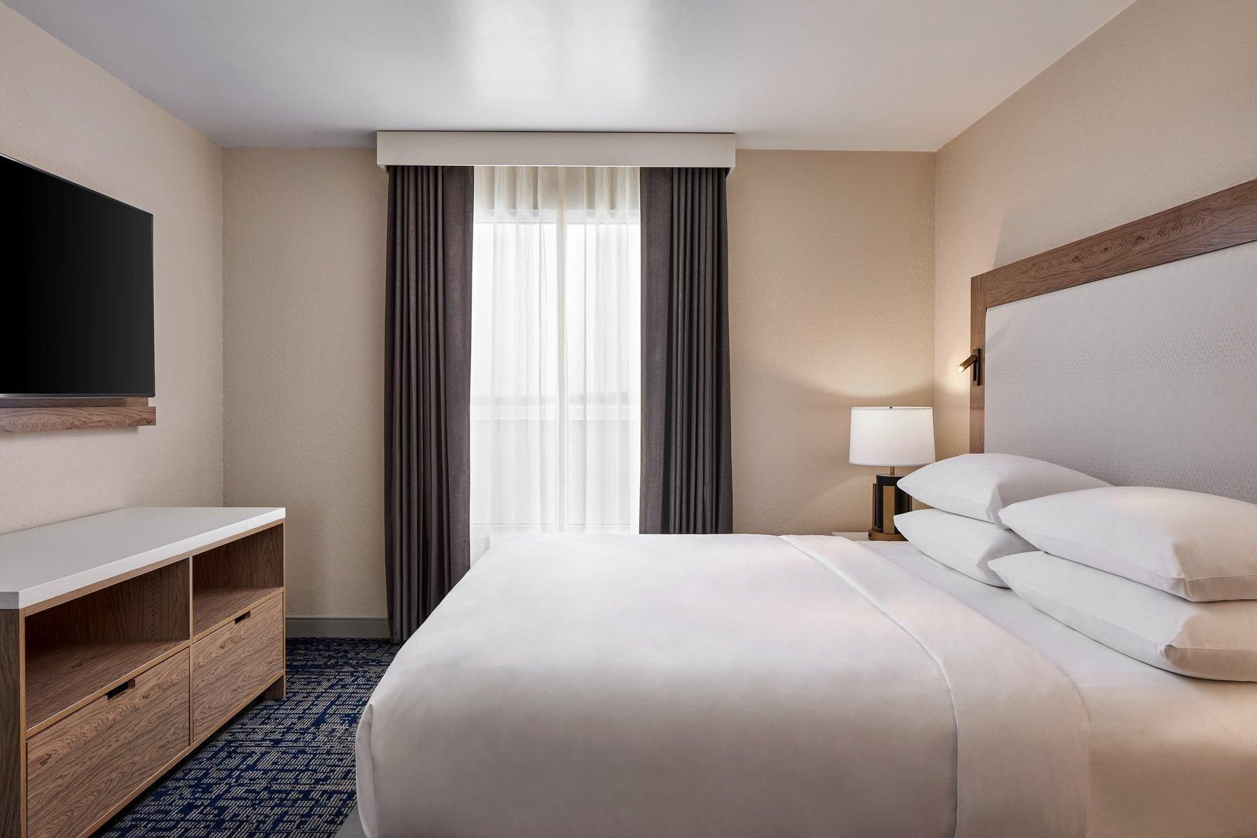 Club lounge access, Guest room, 1 King, Sofa bed
