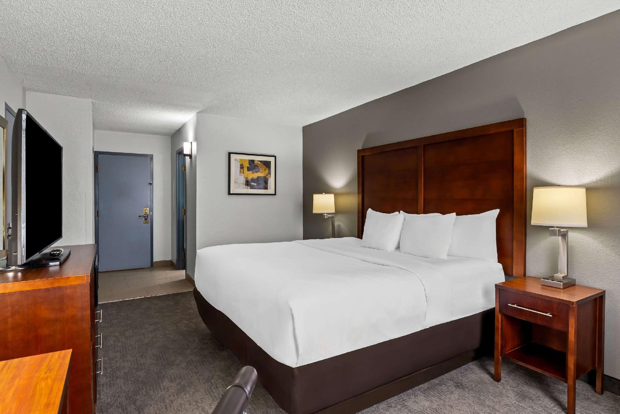 1 King Bed, Nonsmoking