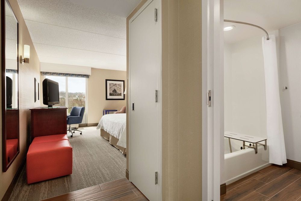Hampton Inn Dulles - Cascades Room, 2 Double Beds, Accessible, Non Smoking (Roll-In Shower, Mobility & Hearing) 7