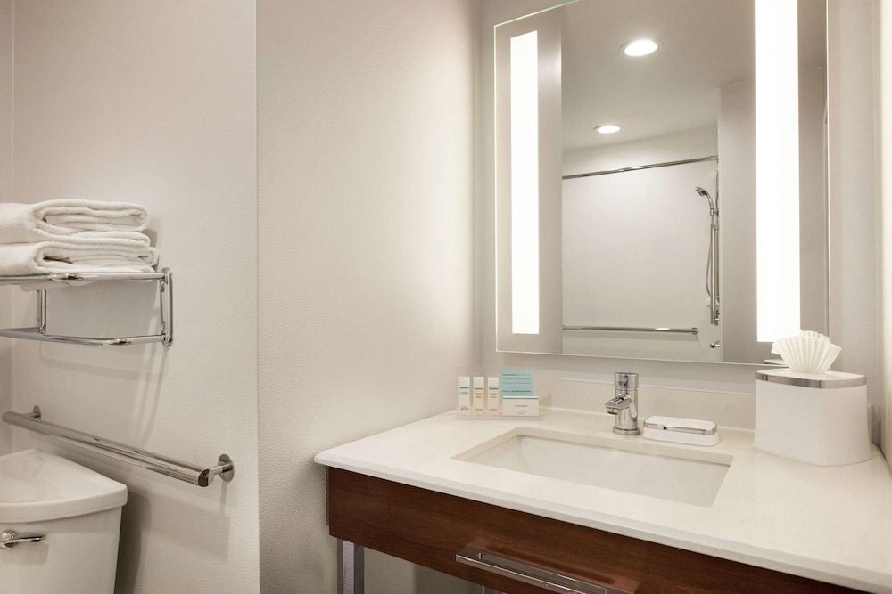 Hampton Inn Dulles - Cascades Room, 2 Double Beds, Accessible, Non Smoking (Roll-In Shower, Mobility & Hearing) 4