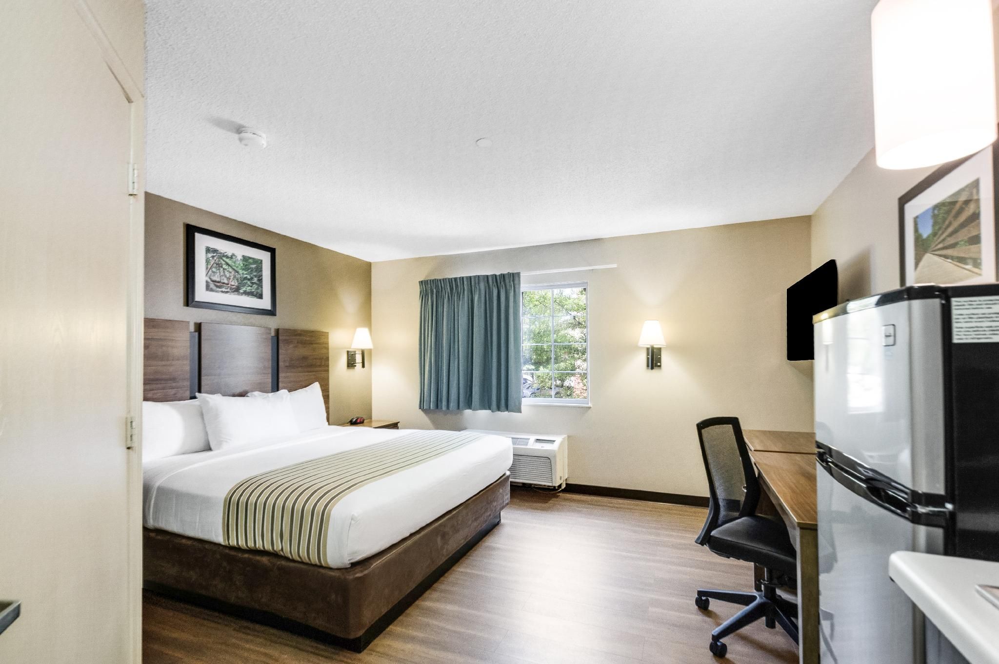 1 King Bed, Efficiency, Nonsmoking