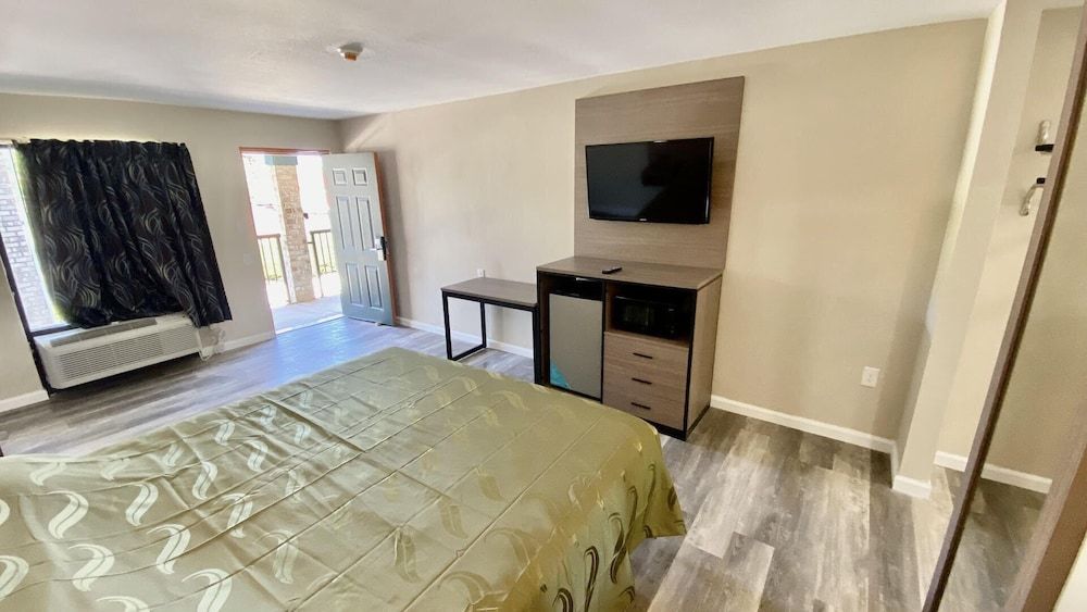 Brentwood Inn & Suites Standard Suite, 1 King Bed, Non Smoking