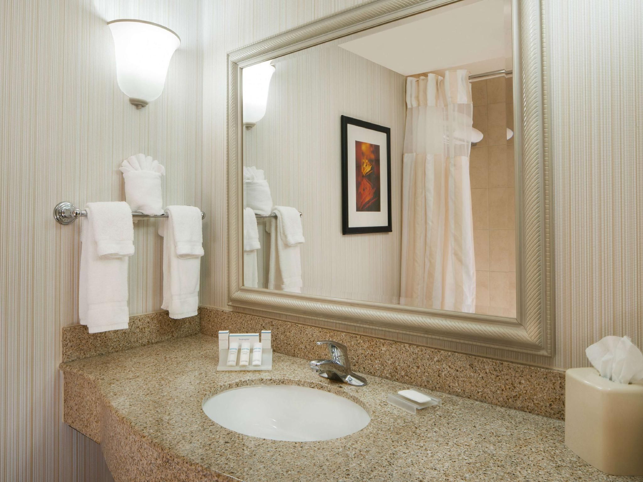 2 QUEENS PREMIUM W/IN-ROOM DRINKS-SNACKS