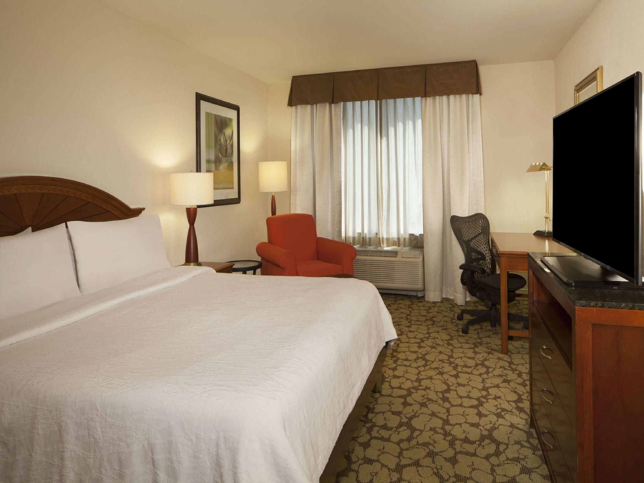 1 KING PREMIUM W/IN-ROOM DRINKS-SNACKS