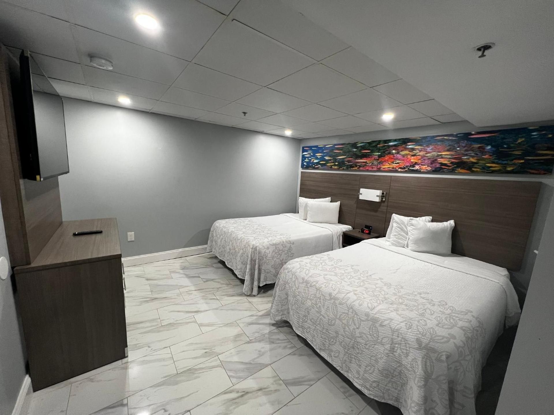 Suite 2 Full Beds with Kitchen Smoke Free
