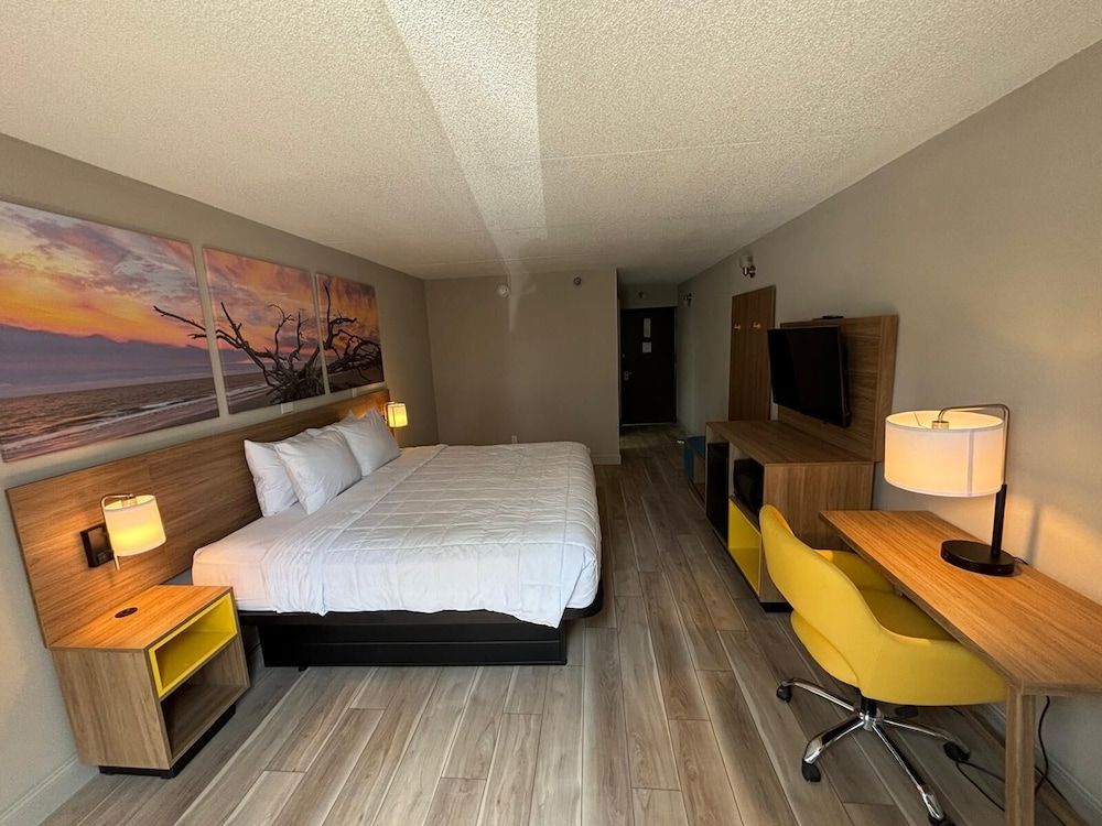 Room, 1 King Bed, Mobility Accessible, Non Smoking (Bathtub W/grab Bars)