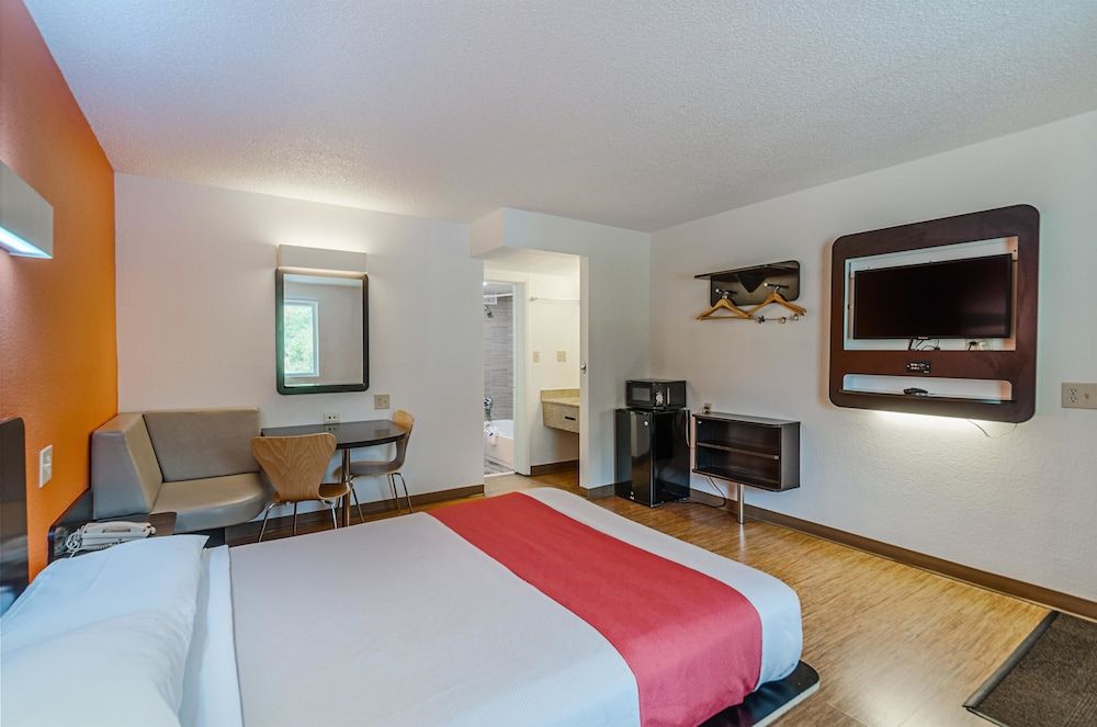 Deluxe Room, 1 King Bed, Non Smoking, Refrigerator & Microwave