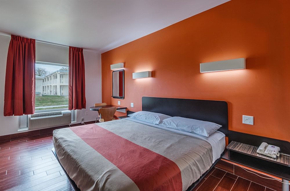Deluxe Room, 1 King Bed, Non Smoking, Refrigerator & Microwave