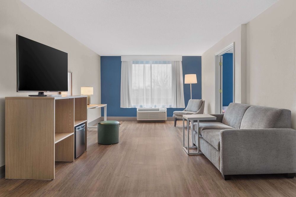 Spark by Hilton Winchester Suite, 1 Bedroom 3