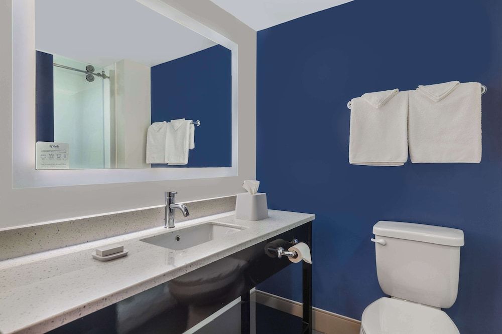 Spark by Hilton Winchester Room, 1 King Bed, Non Smoking 4