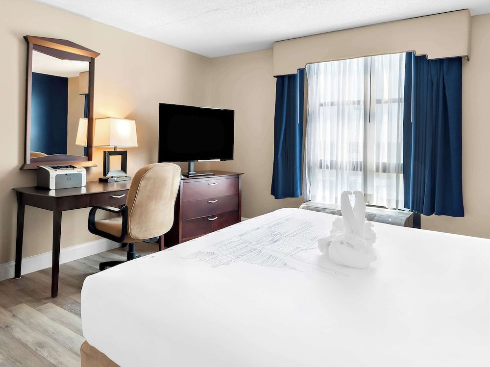 Best Western Potomac Mills Suite, 1 King Bed, Non Smoking 2