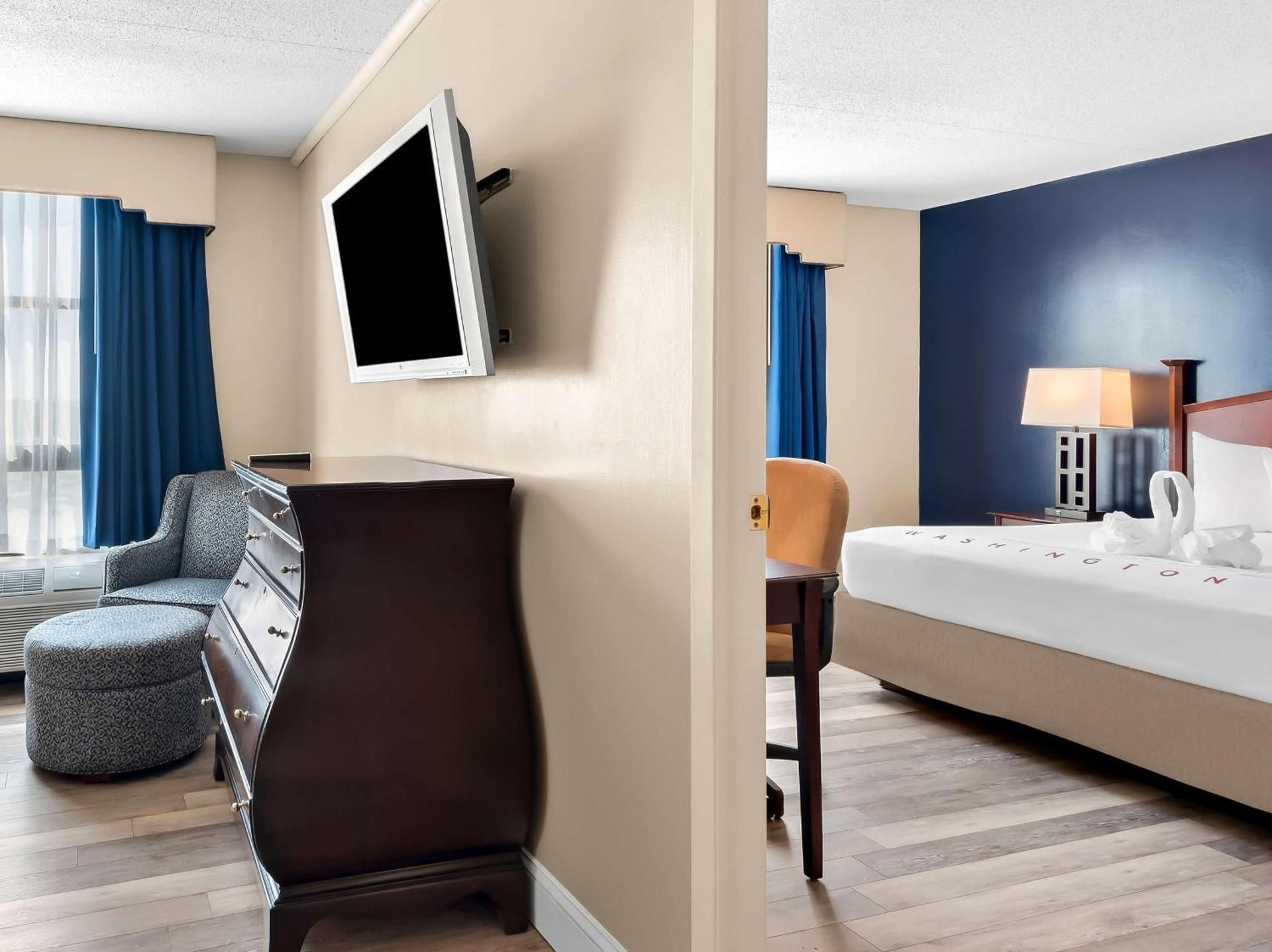 Suite - 1 King Bed, Nonsmoking, 2 Rooms