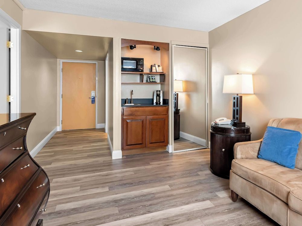 Best Western Potomac Mills Suite, 1 King Bed, Non Smoking 5